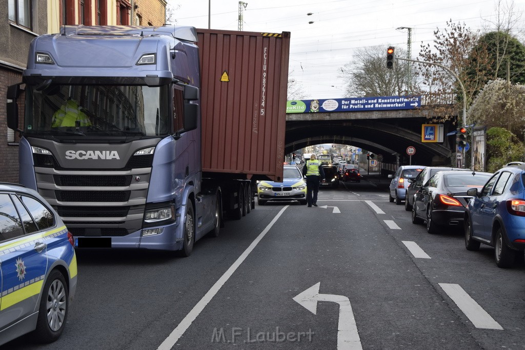 LKW gegen Bruecke wegen Rettungsgasse Koeln Muelheim P06.JPG - Miklos Laubert